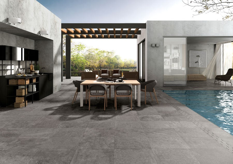 Pavimento Rivestimento 60x60 Effetto Pietra 20 mm Grip posata in ambiente arredato, dettaglio della venatura