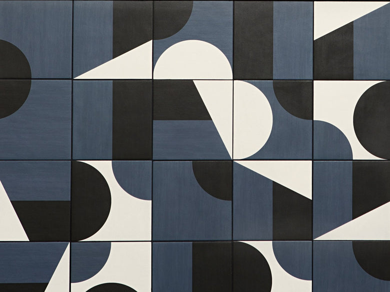 Puzzle Comb Graphic Anglesey 25x25 posata in ambiente arredato, dettaglio della venatura - Ceramiche Mutina