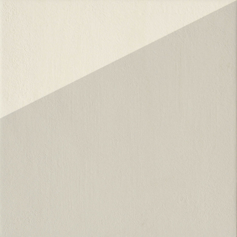 Mutina Puzzle Comb Edge Piastrella Cm 25x25 In Gres posata in ambiente arredato, dettaglio della venatura - Ceramiche Mutina