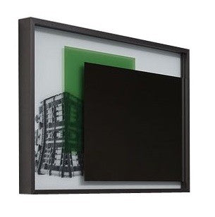 Antonio Lupi Specchio 3 Strati 72x50 Cornice In Alluminio Verde con lavabo e rubinetteria, vista frontale su sfondo...