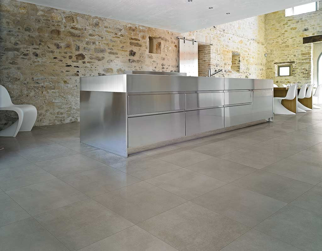 Industrial Steel 6mm 120x120 Ret posata in ambiente arredato, dettaglio della venatura - Florim Ceramiche