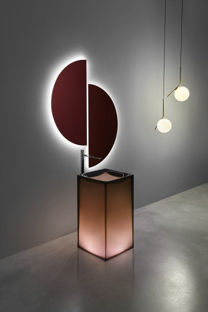Antonio Lupi Specchio 90 senza Illuminazione Spicchio con lavabo e rubinetteria, vista frontale su sfondo neutro...