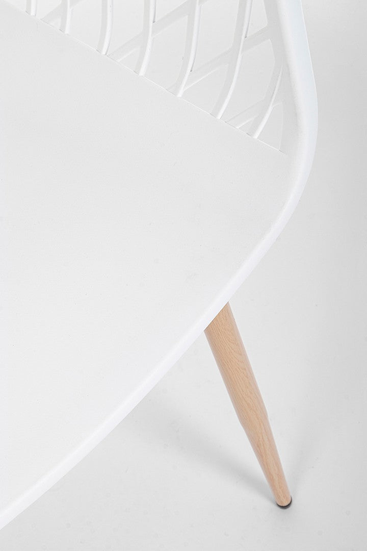 Andrea Bizzotto Optik sedia di design con gambe in acciaio ambientato in spazio living con arredi coordinati