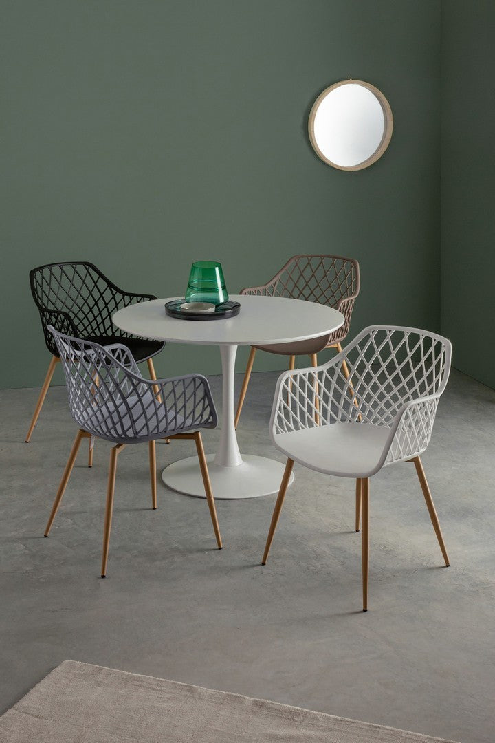 Andrea Bizzotto Optik sedia di design con gambe in acciaio ambientato in spazio living con arredi coordinati