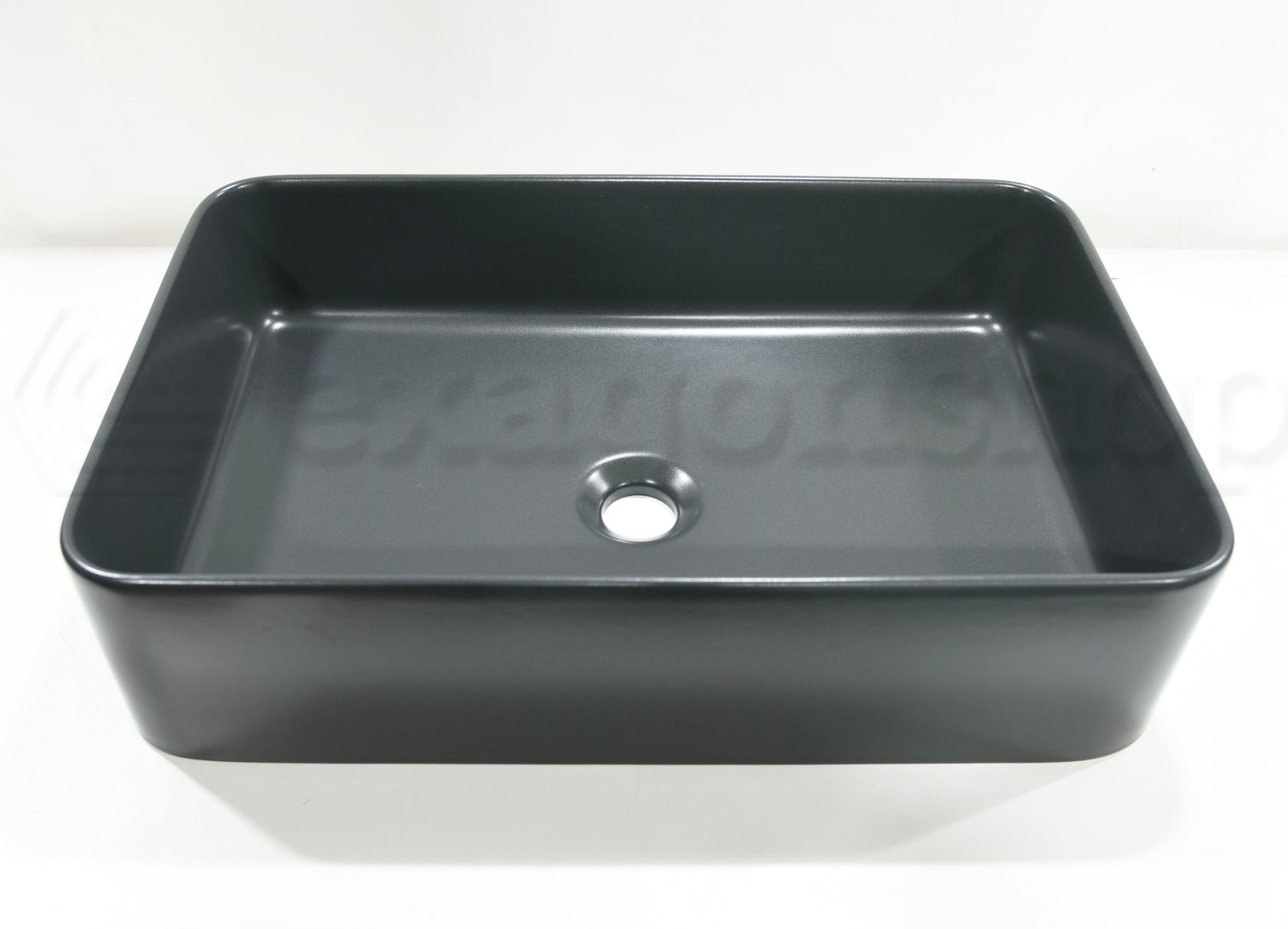 Lavabo 55x36 Rettangolare seconda scelta Basalto Matt ambientato su piano bagno con accessori - Nic Design