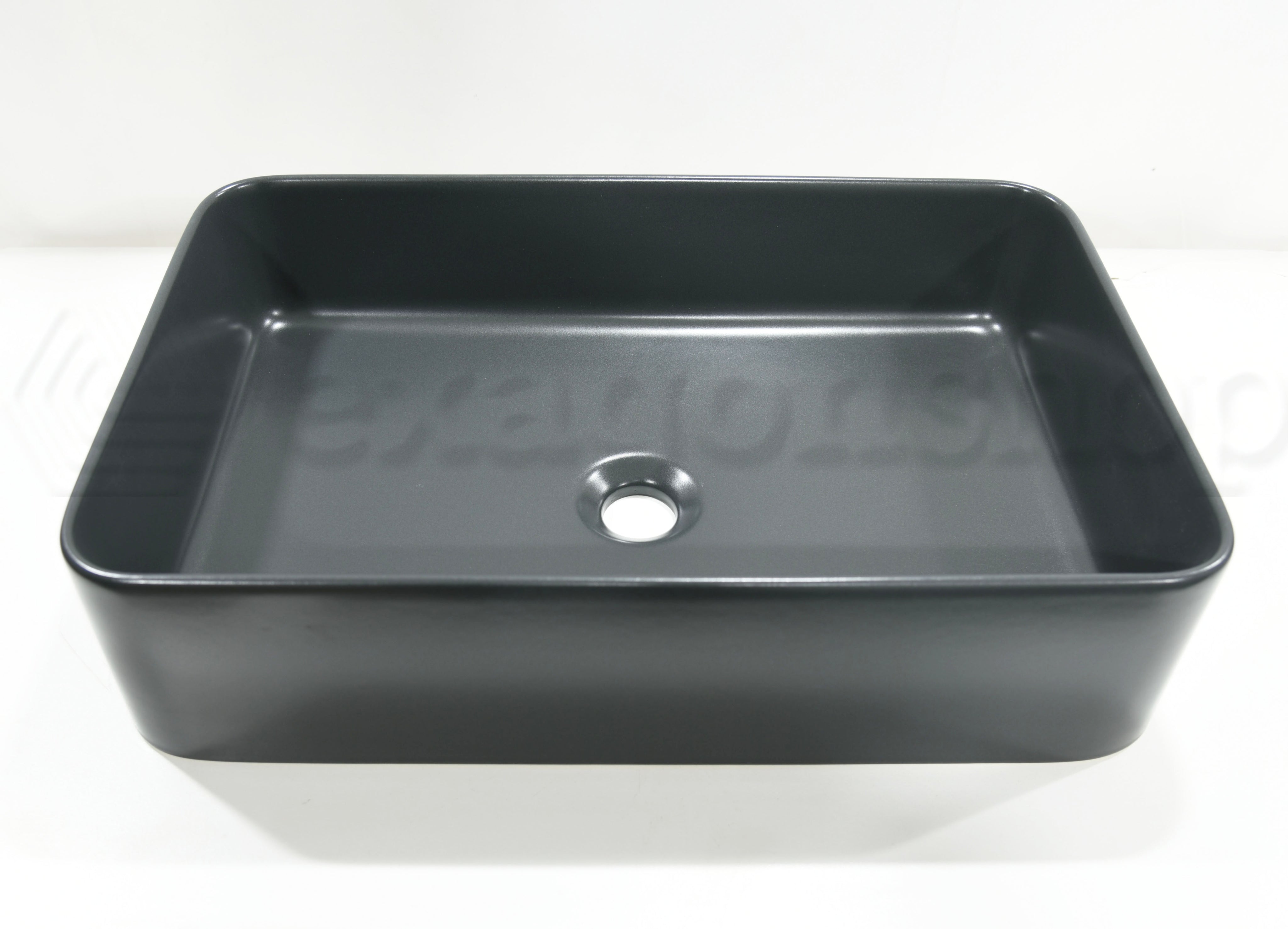 Lavabo 55x36 Rettangolare seconda scelta Basalto Matt ambientato su piano bagno con accessori - Nic Design
