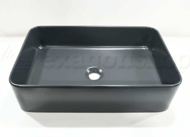 Lavabo 55x36 Rettangolare seconda scelta Basalto Matt ambientato su piano bagno con accessori - Nic Design