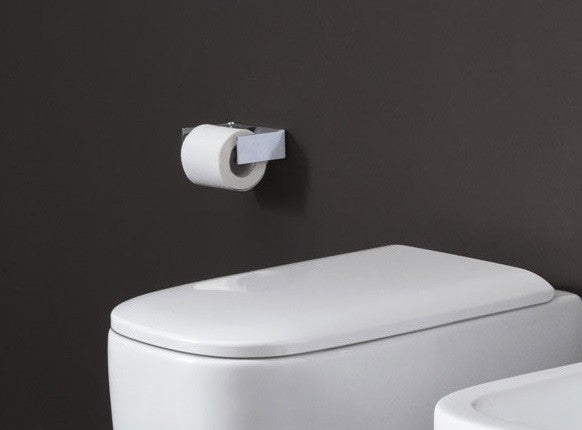 Sedile wc rallentato Termoindurente Soft Close Bianco Matt ambientato su piano bagno con accessori