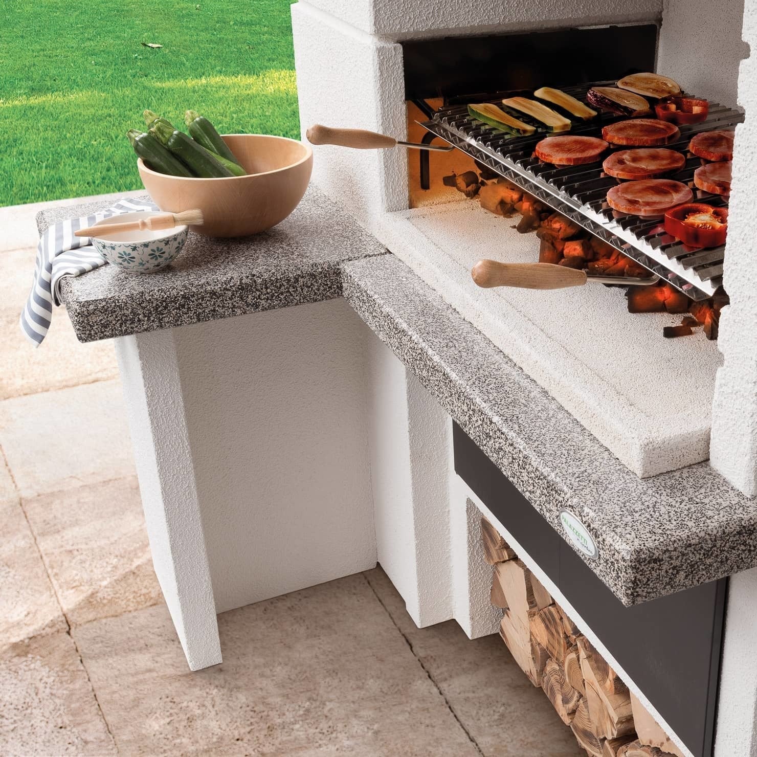 Palazzetti Faro New Barbecue A Legna con cappa in metallo, vista laterale che mostra profilo e dimensioni