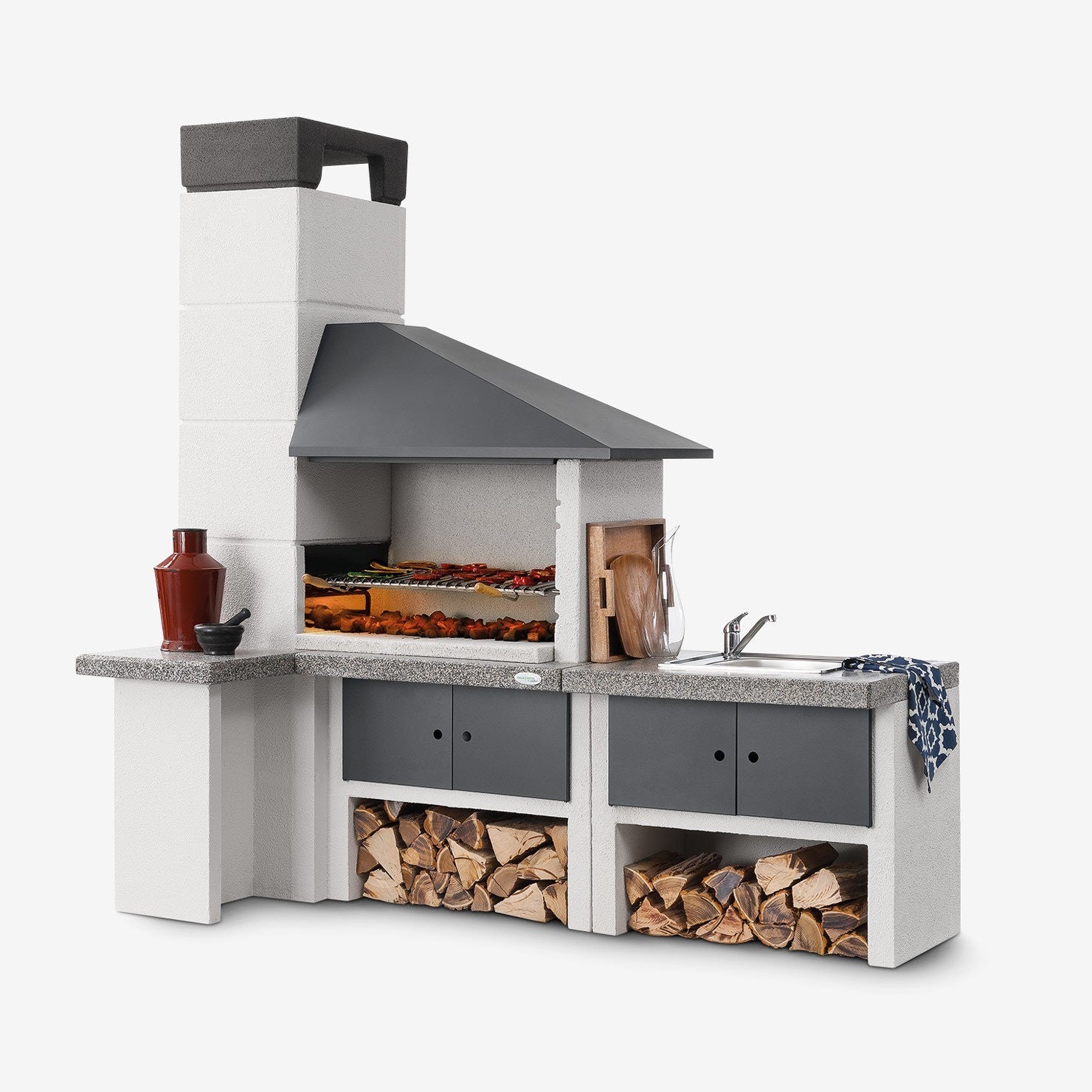 Palazzetti Faro New Barbecue A Legna con cappa in metallo accesa in soggiorno, fiamma visibile attraverso il vetro
