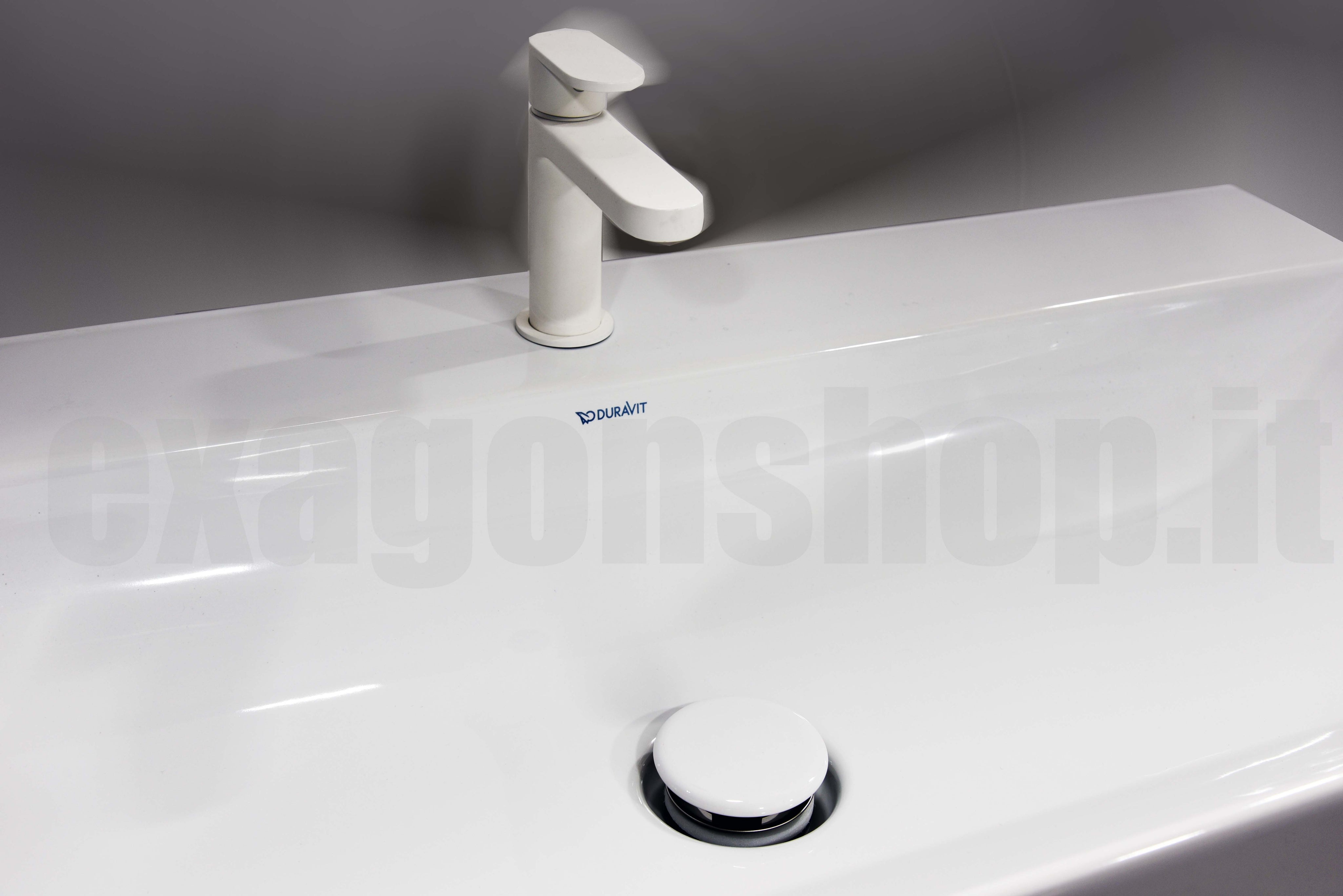 Lavabo 100x47 Rettificato da appoggio monoforo senza ambientato su piano bagno con accessori