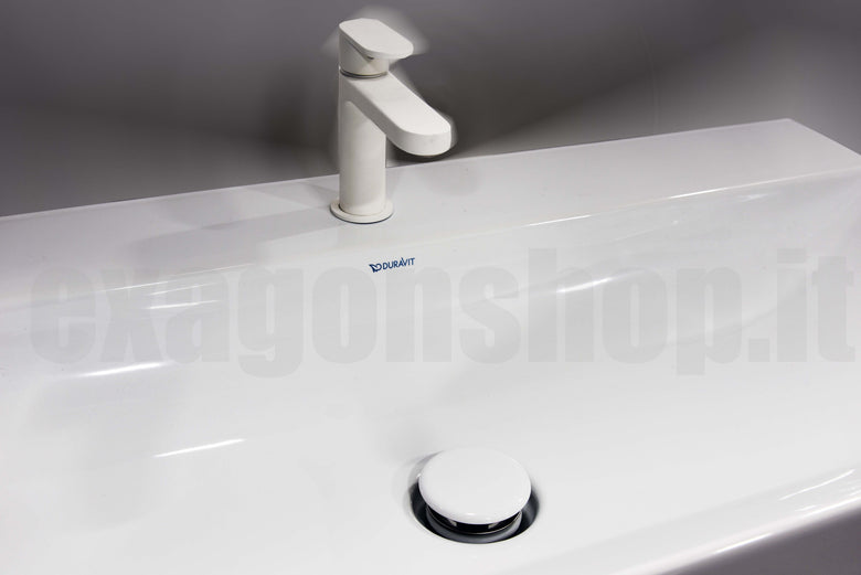 Lavabo 100x47 Rettificato da appoggio monoforo senza ambientato su piano bagno con accessori