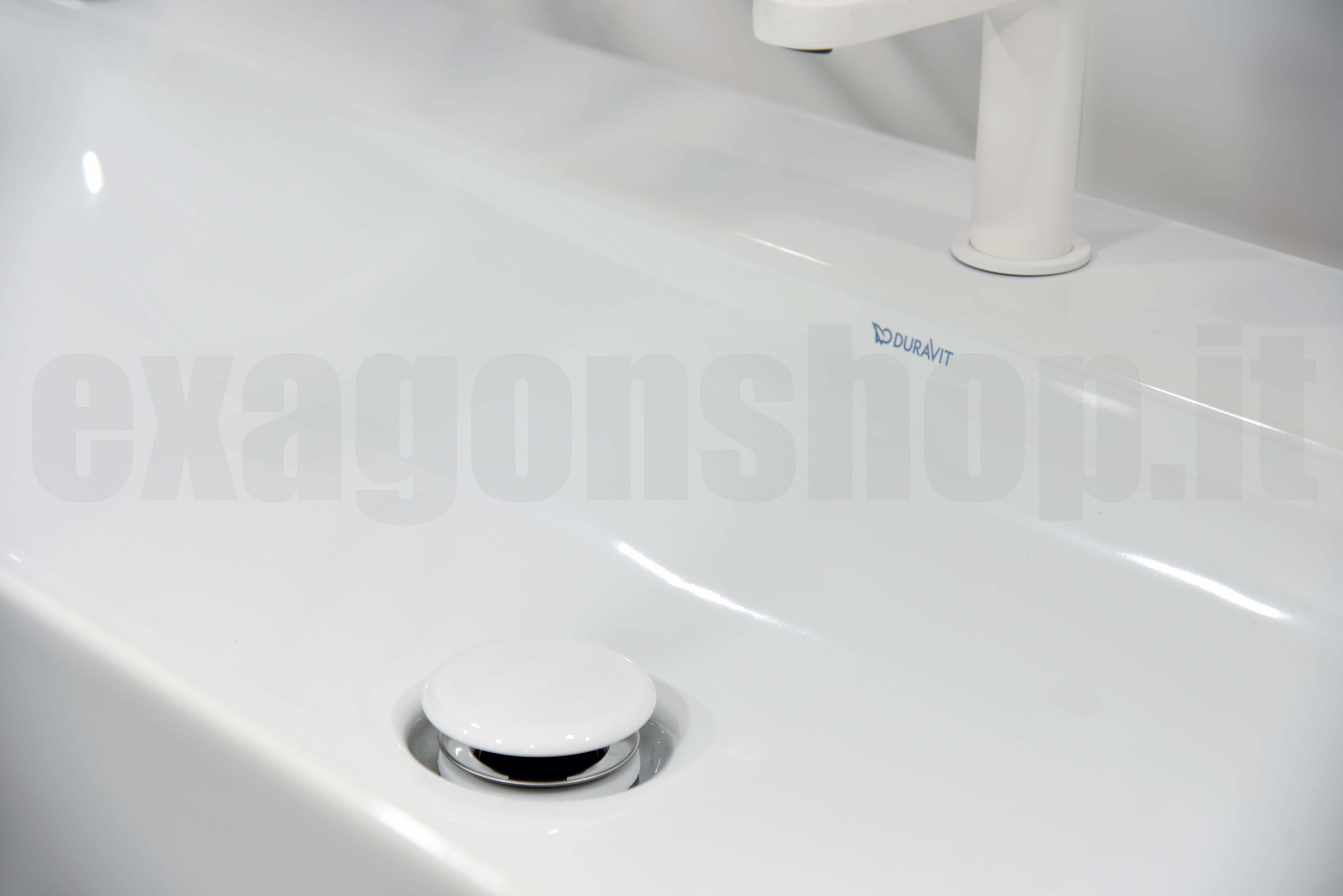 Lavabo 100x47 Rettificato da appoggio monoforo senza ambientato su piano bagno con accessori