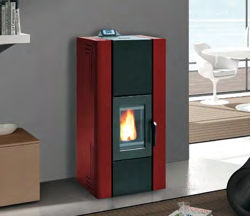Royal Idro 270 Stufa A Pellet Idro 26 kw In Acciaio Rosso accesa in soggiorno, fiamma visibile attraverso il vetro