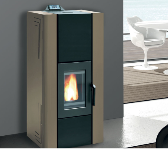 Royal Idro 270 Stufa A Pellet Idro 26 kw In Acciaio Beige accesa in soggiorno, fiamma visibile attraverso il vetro