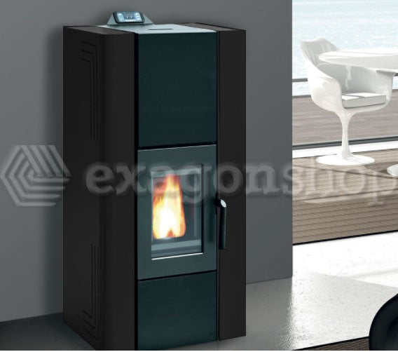Royal Idro 270 Stufa A Pellet idro 26 kw In Acciaio Nero accesa in soggiorno, fiamma visibile attraverso il vetro