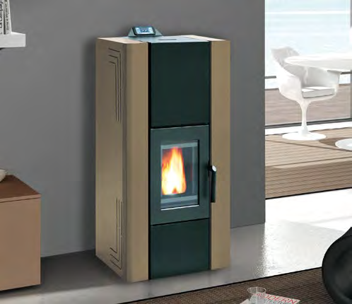 Royal Idro 240 Stufa A Pellet Idro 23kw In Acciaio Beige accesa in soggiorno, fiamma visibile attraverso il vetro