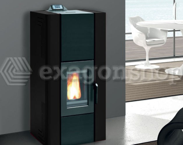 Royal Idro 240 Stufa A Pellet Idro 23 kw In Acciaio Nero accesa in soggiorno, fiamma visibile attraverso il vetro