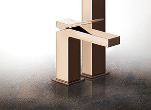 Gessi Rettangolo K miscelatore Lavabo con piletta Rame PVD ambientato su piano bagno con accessori