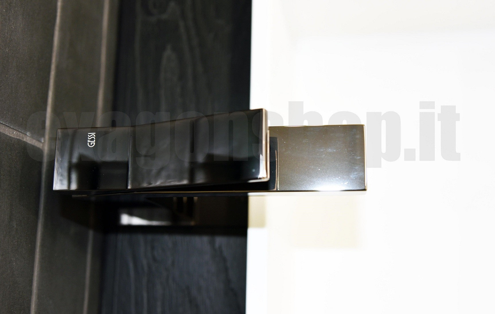 Rettangolo K Gessi Miscelatore lavabo con piletta black ambientato su piano bagno con accessori