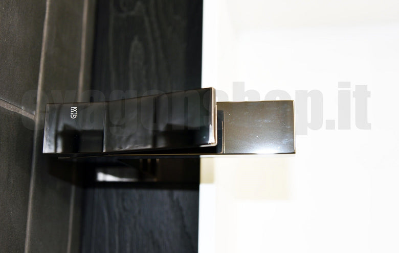 Rettangolo K Gessi Miscelatore lavabo con piletta black ambientato su piano bagno con accessori