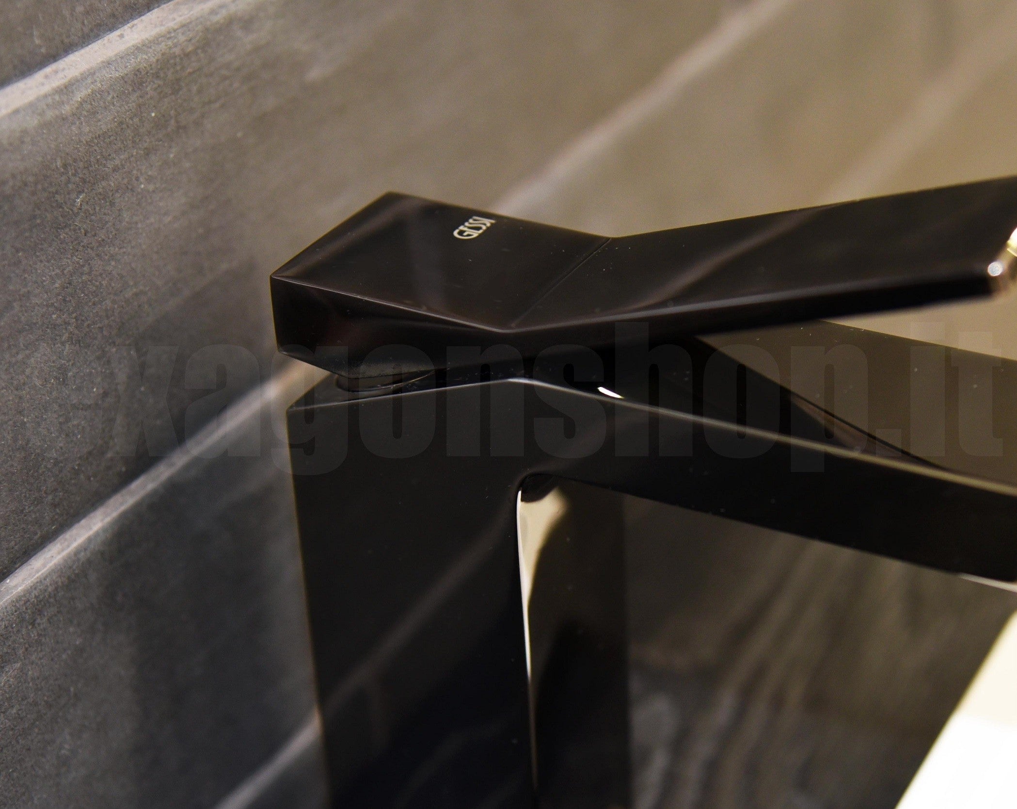 Rettangolo K Gessi Miscelatore lavabo con piletta black ambientato su piano bagno con accessori