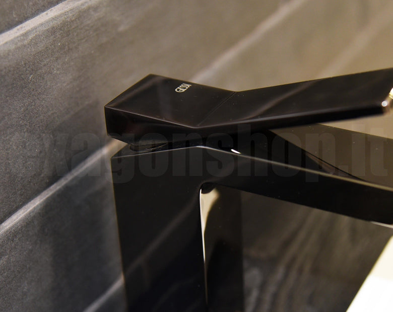 Rettangolo K Gessi Miscelatore lavabo con piletta black ambientato su piano bagno con accessori
