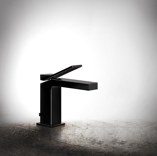 Rettangolo K Gessi Miscelatore lavabo con piletta black in pvd ambientato su piano bagno con accessori