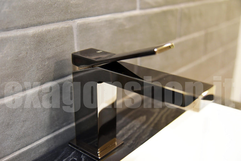 Rettangolo K Gessi Miscelatore lavabo con piletta black, vista frontale su sfondo bianco