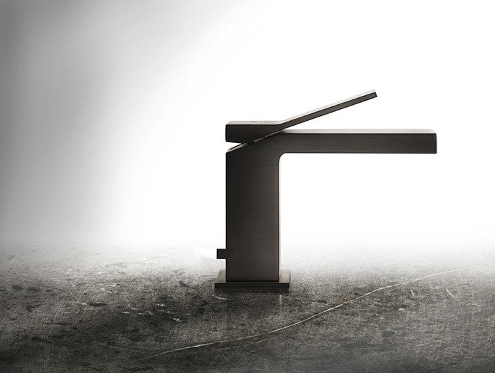 Gessi Rettangolo K Miscelatore lavabo con piletta Black ambientato su piano bagno con accessori
