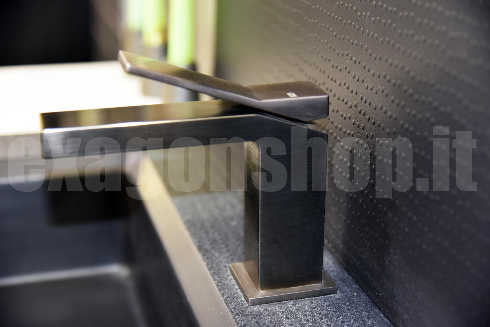 Gessi Rettangolo K Miscelatore lavabo con piletta Black, vista frontale su sfondo bianco