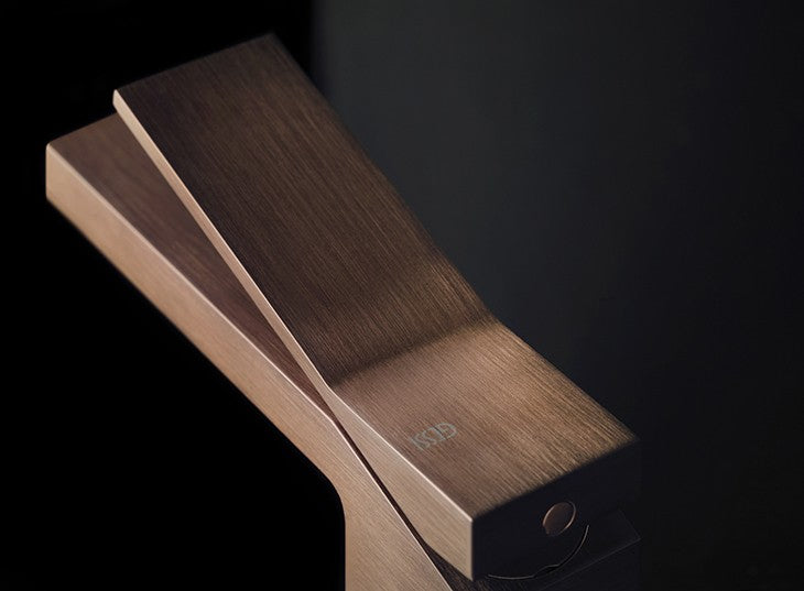 Gessi Rettangolo K Miscelatore lavabo con piletta Copper, vista frontale su sfondo bianco