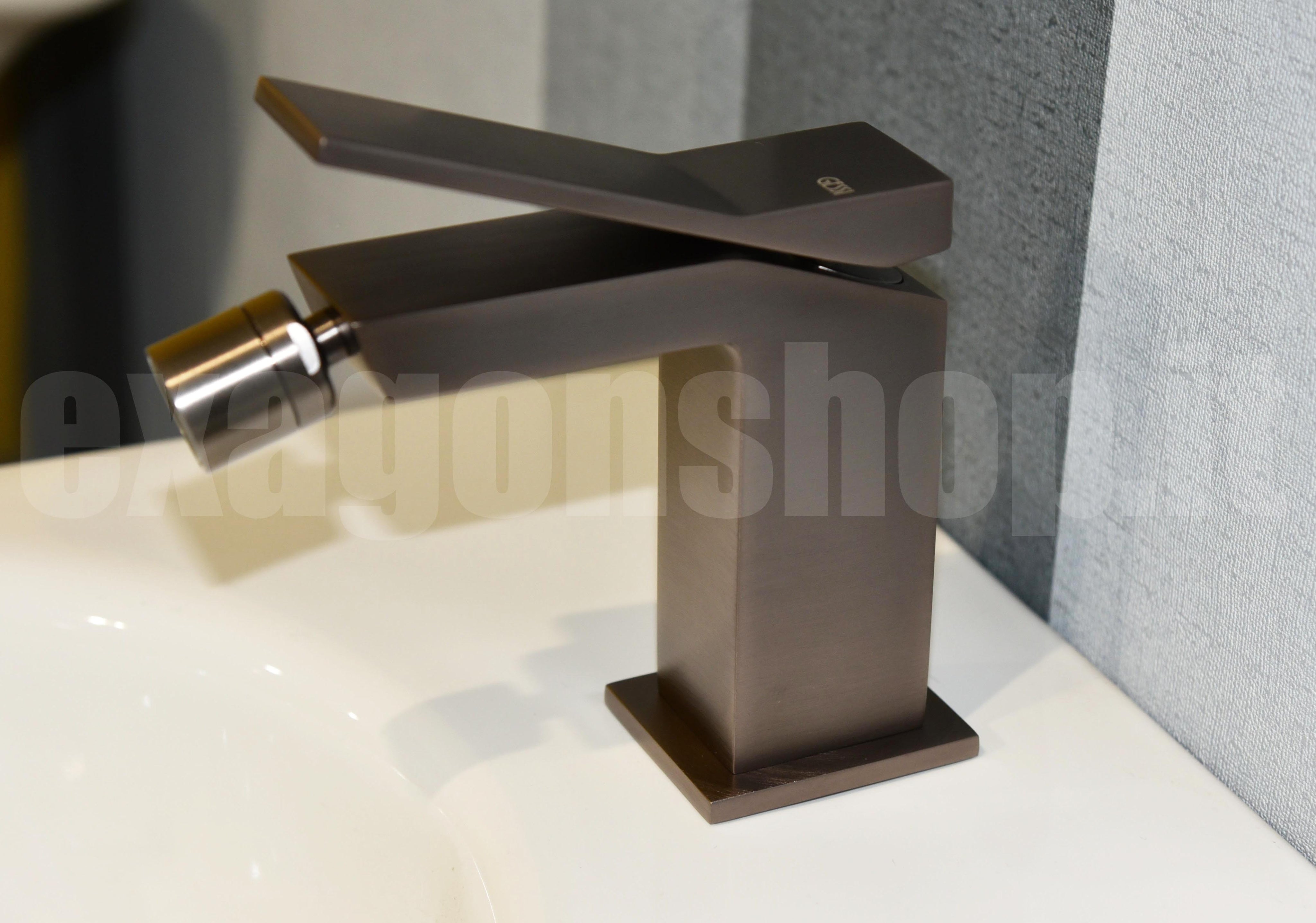 Gessi Rettangolo K Miscelatore Bidet con piletta black, dettaglio ravvicinato della finitura e del marchio