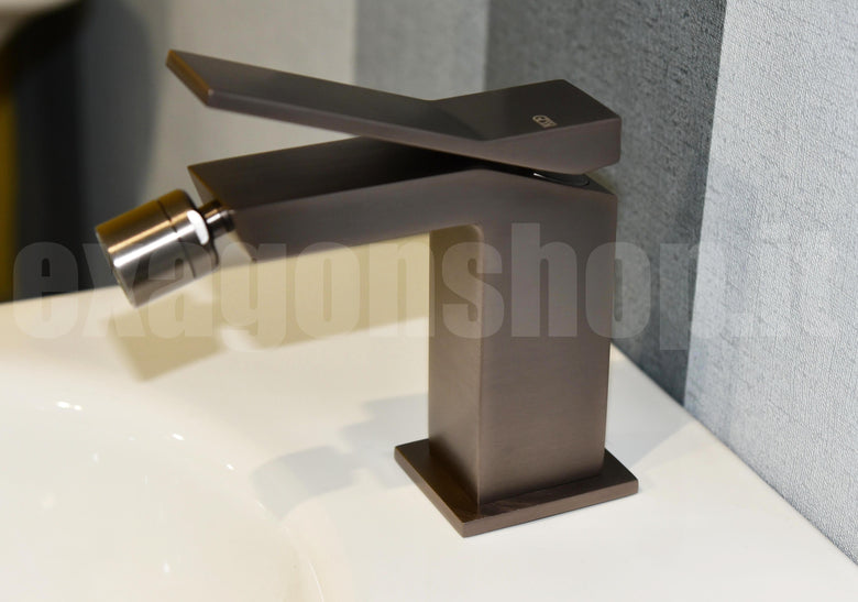 Gessi Rettangolo K Miscelatore Bidet con piletta black, dettaglio ravvicinato della finitura e del marchio