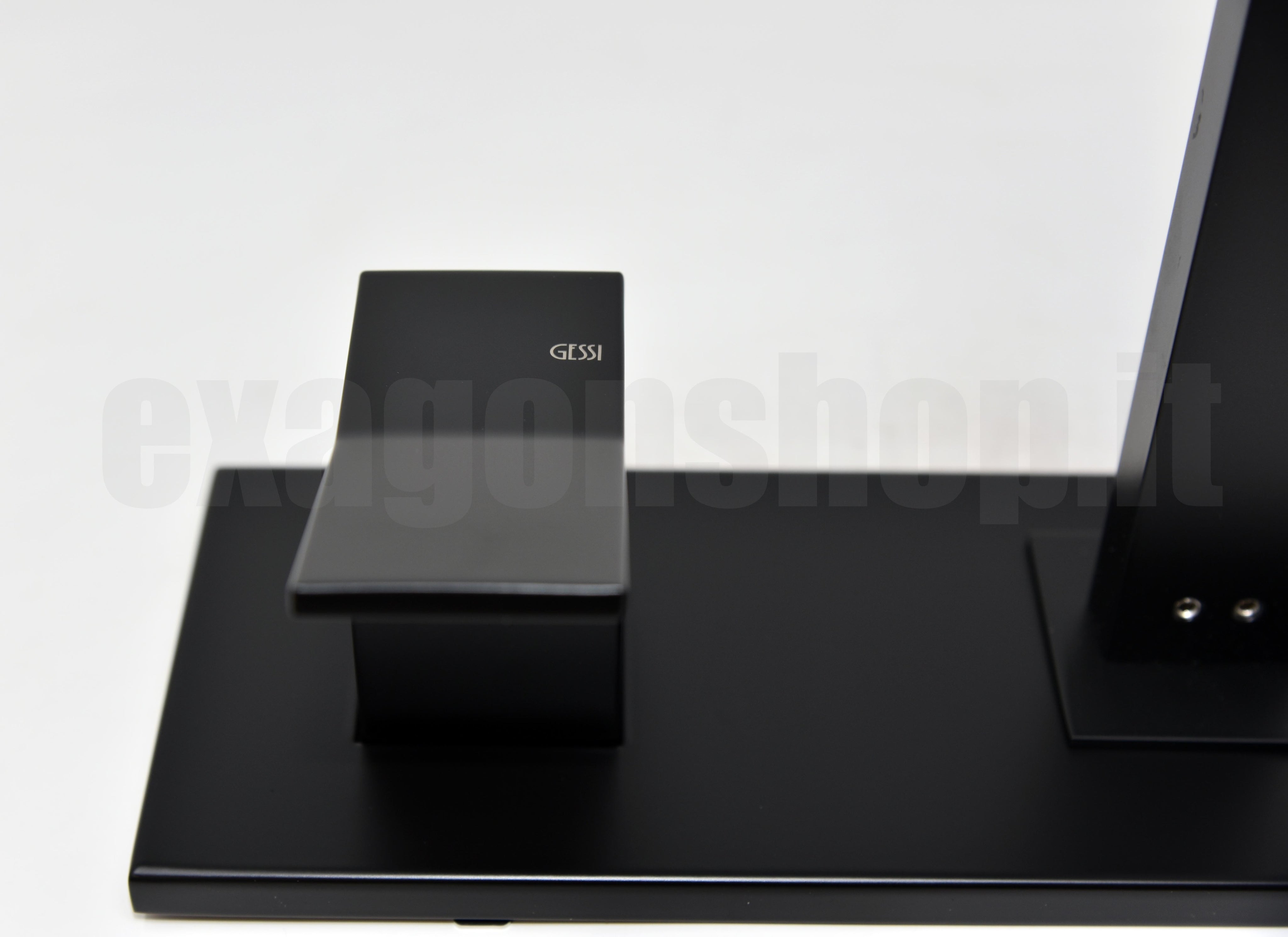 Gessi Rettangolo K Parti Esterne Miscelatore lavabo senza Nero Opaco ambientato su piano bagno con accessori