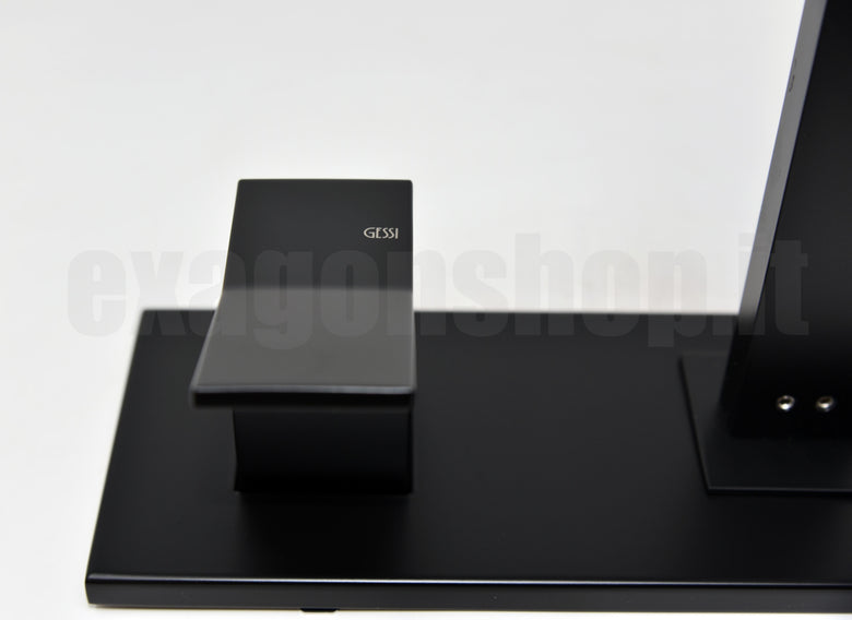Gessi Rettangolo K Parti Esterne Miscelatore lavabo senza Nero Opaco ambientato su piano bagno con accessori