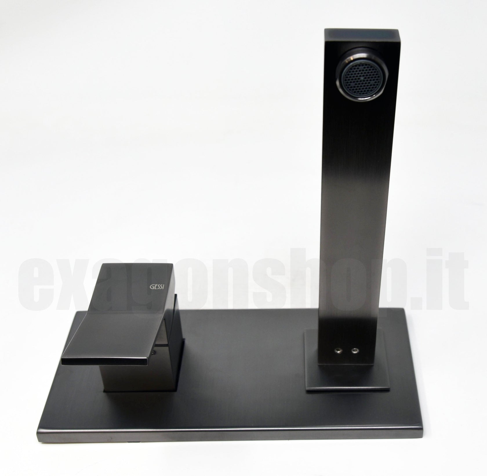 Gessi Rettangolo K Parti Esterne Miscelatore lavabo senza Nero Matt ambientato su piano bagno con accessori