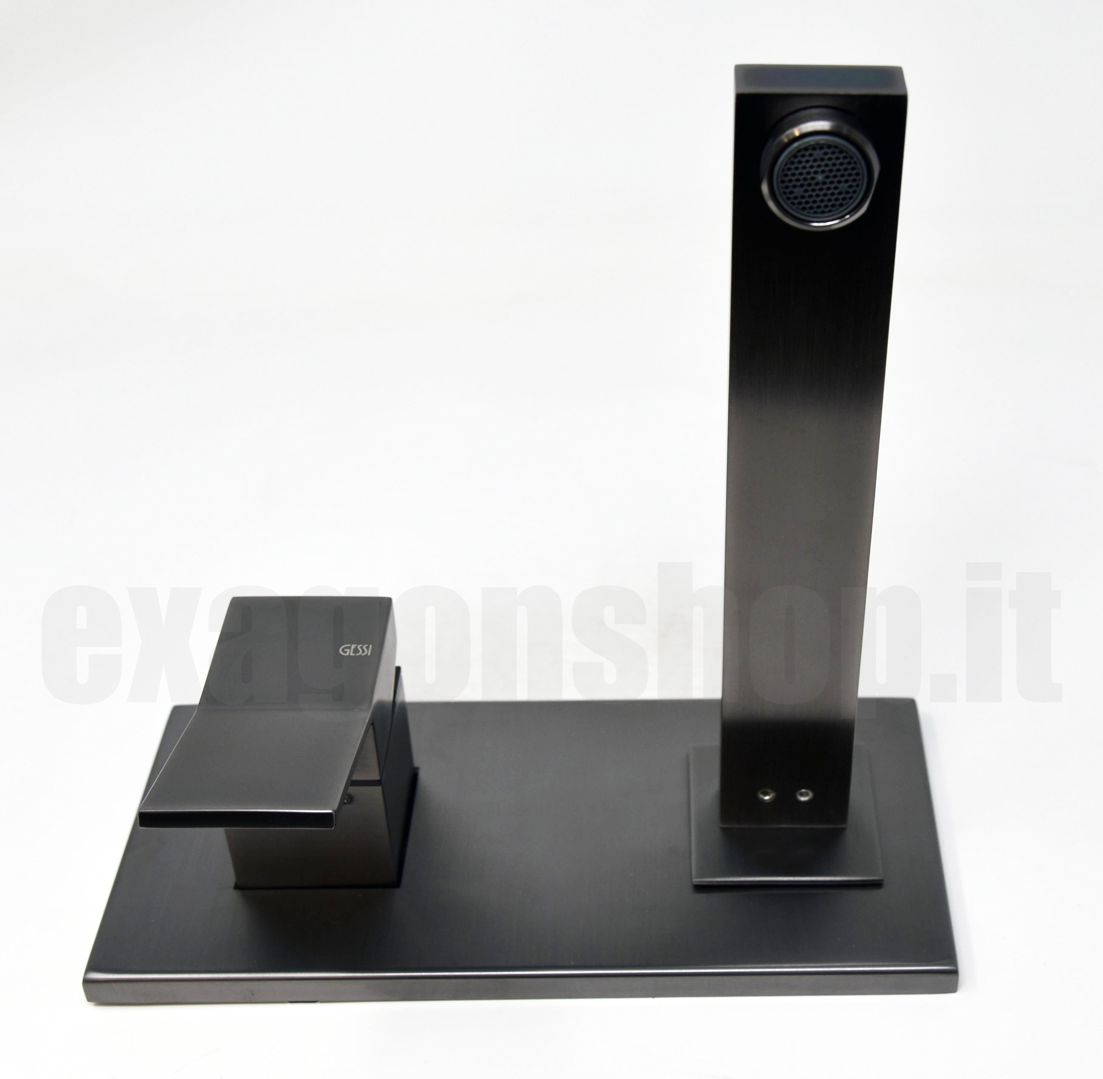 Gessi Rettangolo K Parti Esterne Miscelatore lavabo senza Nero Matt ambientato su piano bagno con accessori
