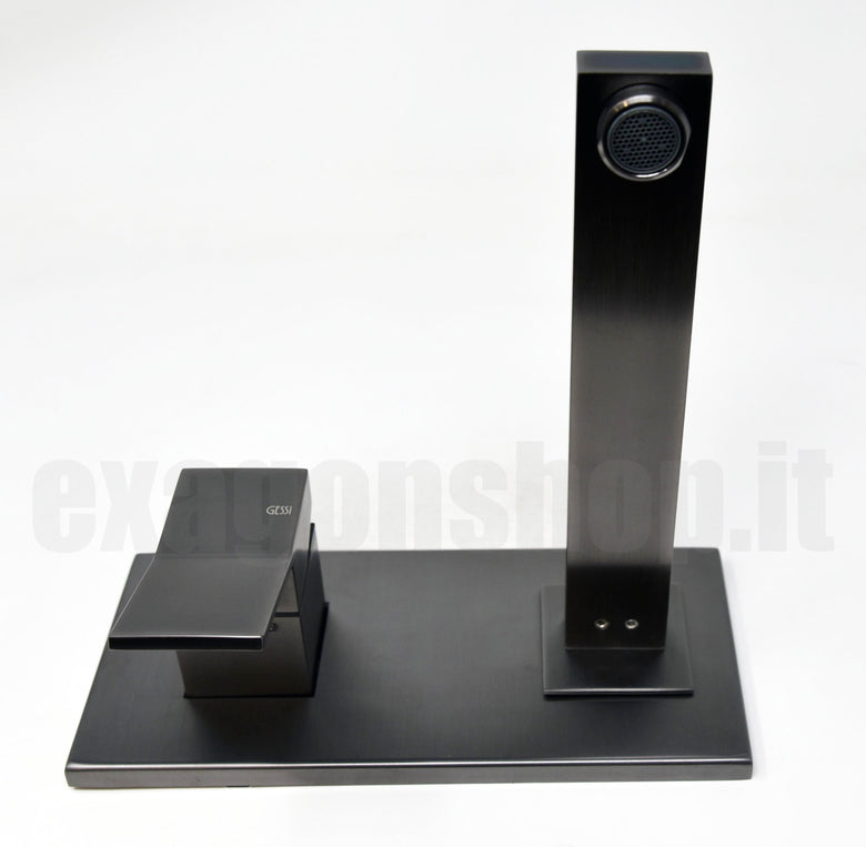 Gessi Rettangolo K Parti Esterne Miscelatore lavabo senza Nero Matt ambientato su piano bagno con accessori