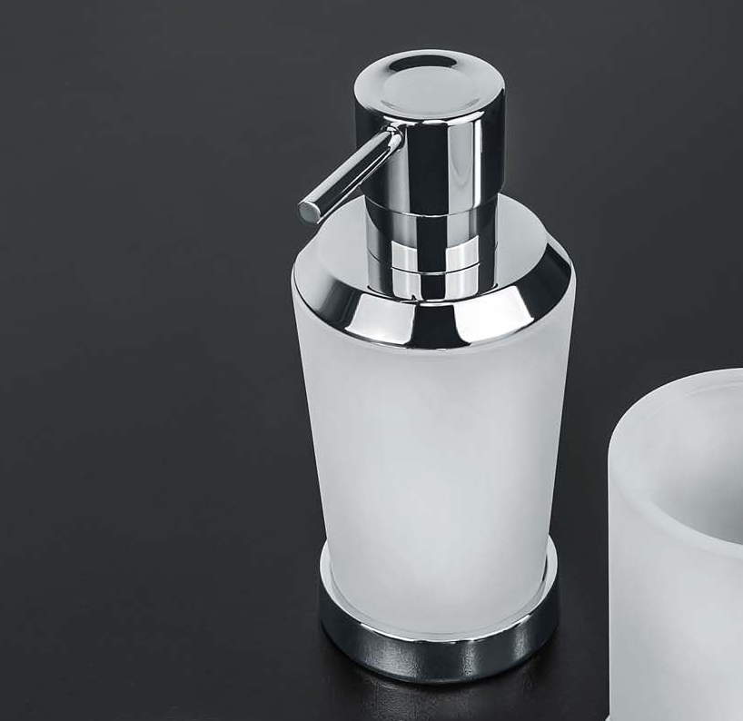Colombo Design Road Dispenser Spandisapone liquido Da in vetro acidato e naturale montato a parete, vista del design e...