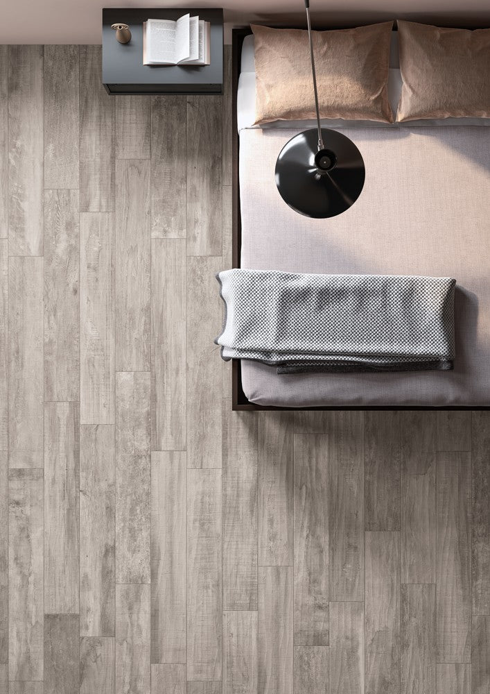Blustyle Country Pavimento Rivestimento Effetto Legno posata in ambiente arredato, dettaglio della venatura