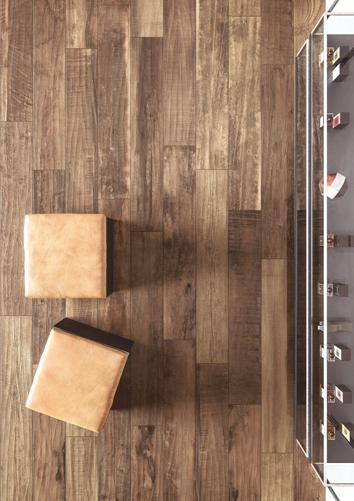 Blustyle Country Pavimento Rivestimento Effetto Legno posata in ambiente arredato, dettaglio della venatura
