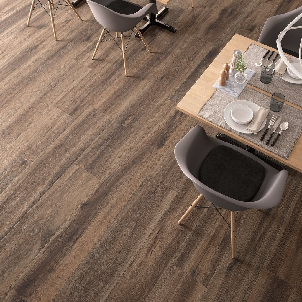 Pavimento 30x120 Effetto parquet In Gres Porcellanato Burnt in ambientazione completa, vista d'insieme della stanza