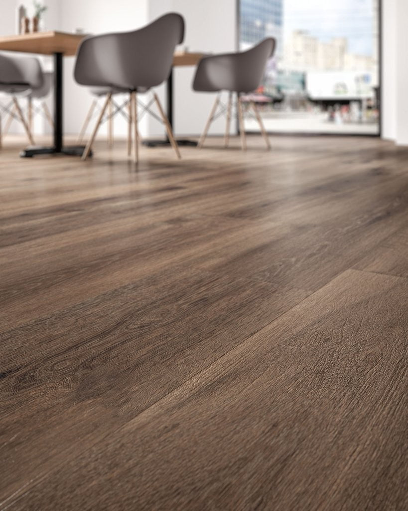 Pavimento 30x180 Effetto parquet In Gres Porcellanato Burnt in ceramica e naturale, superficie e texture ravvicinata del gres