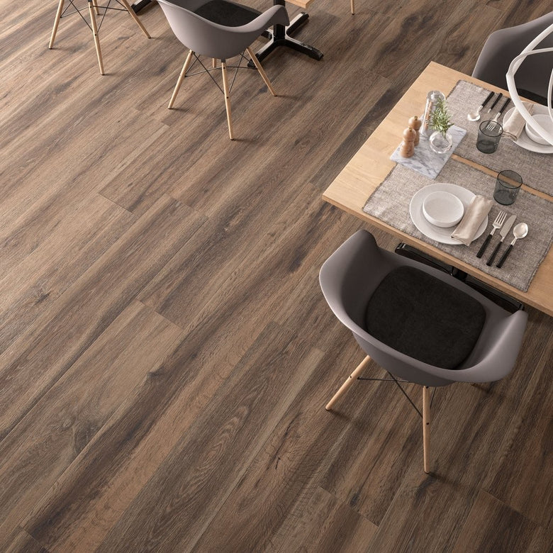 Pavimento 30x180 Effetto parquet In Gres Porcellanato Burnt in ambientazione completa, vista d'insieme della stanza