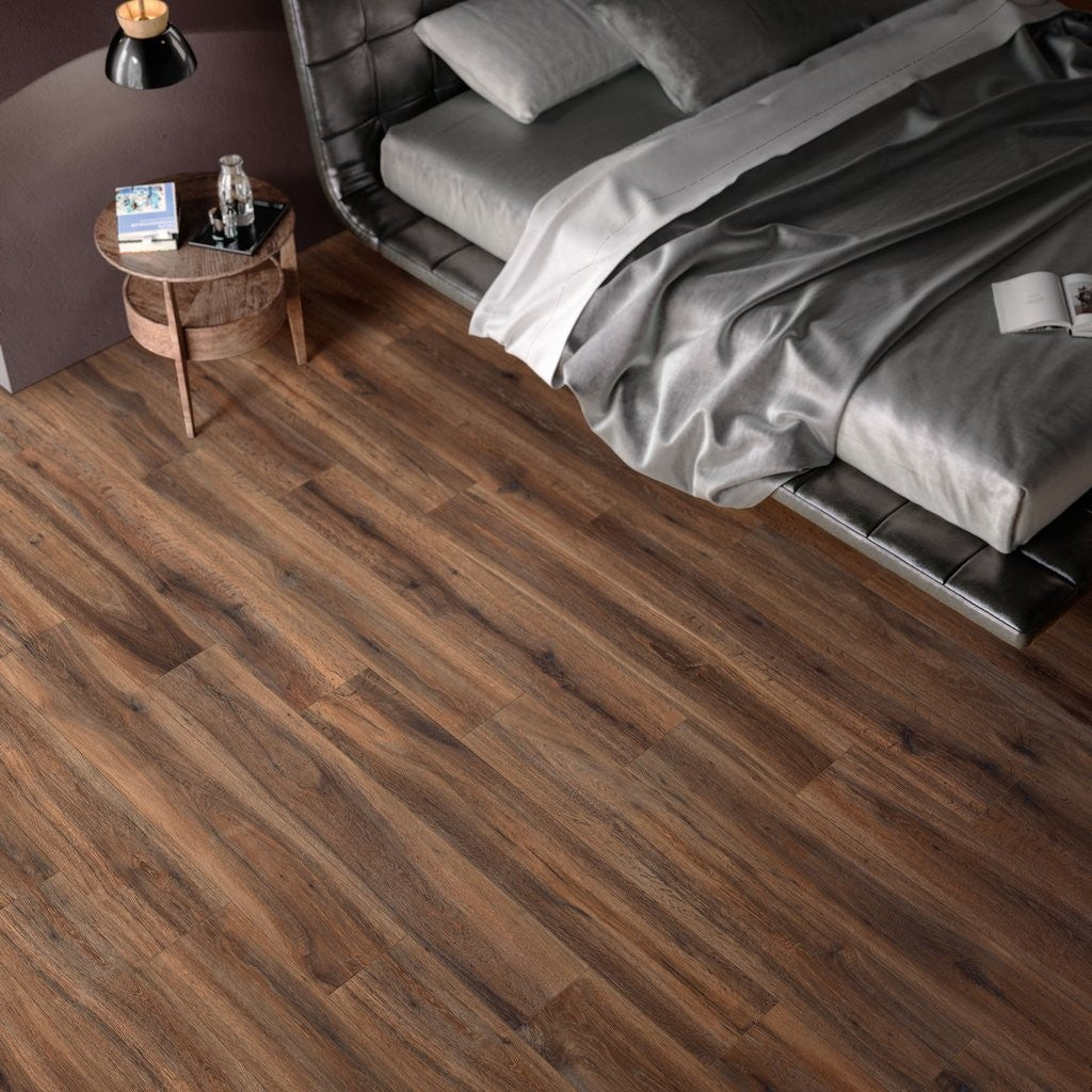 Pavimento 30x180 Effetto parquet In Gres Porcellanato posata in ambiente arredato, dettaglio della venatura