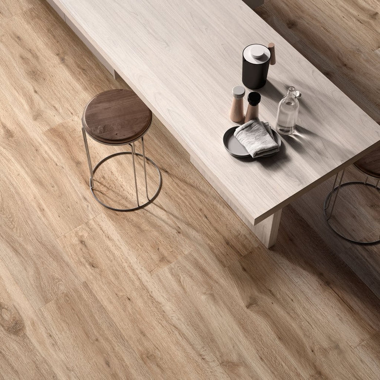 Pavimento 30x180 Effetto parquet In Gres Porcellanato Honey posata in ambiente arredato, dettaglio della venatura