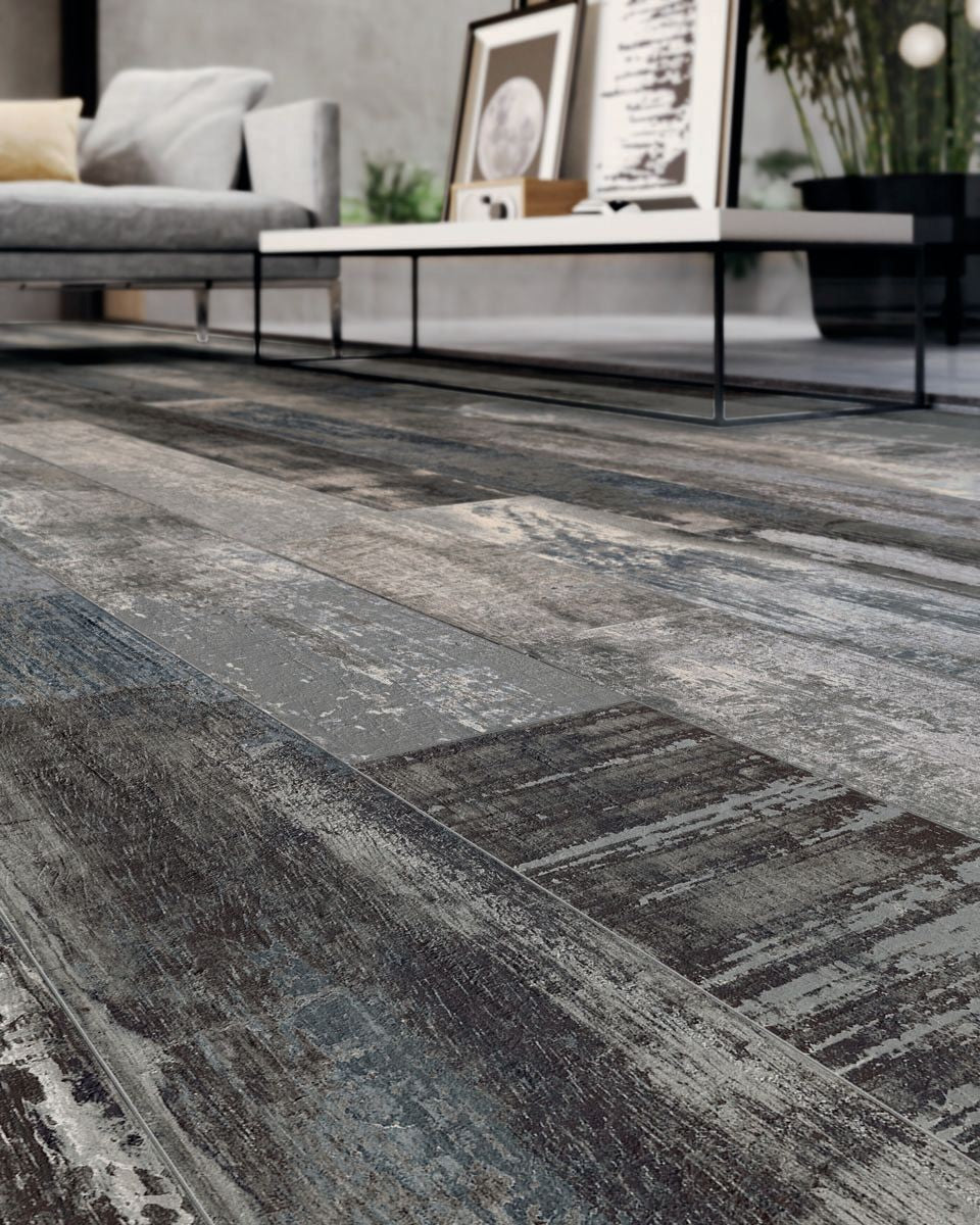 Pavimento Rivestimento 15x120 effetto legno Carbon Colorart Carbone posata in ambiente arredato, dettaglio della venatura