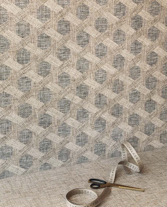 Pavimento rivestimento 90x90 decoro Effetto Tessuto in Gres posata in ambiente arredato, dettaglio della venatura