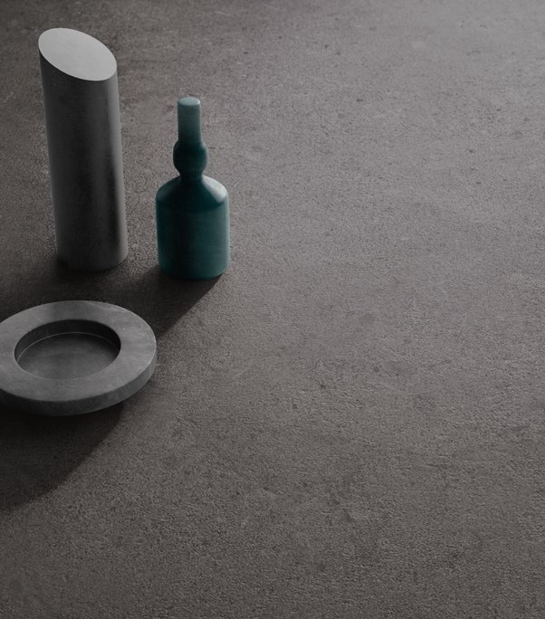 Pavimento rivestimento 120x120 effetto pietra Dark posata in ambiente arredato, dettaglio della venatura